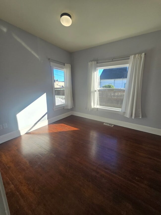 Building Photo - Spacious 5 Bedroom Home in Burlington - Av...