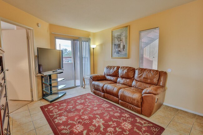 Building Photo - 1 Bed / 1 Bath Condo - Short or Long Term ...