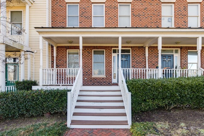 Building Photo - 3 Bedroom Townhome in Oregon Hill!