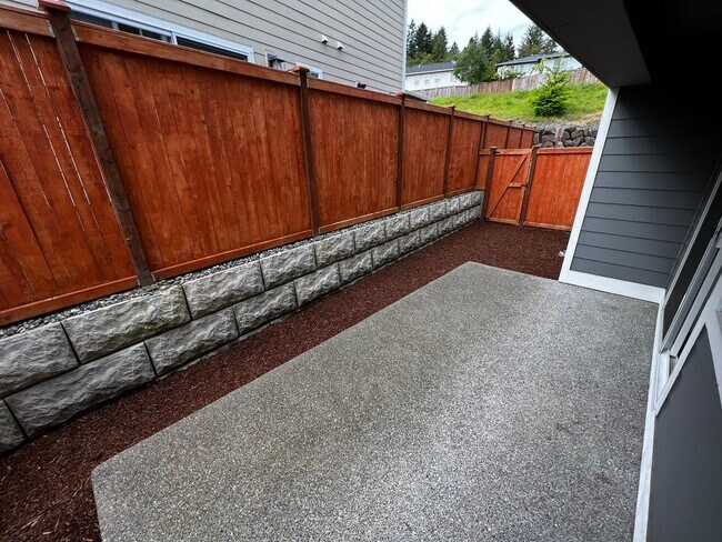 Building Photo - 4 Bed DuPont Townhome for Rent