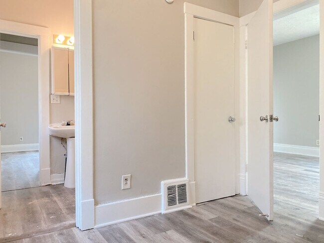 Building Photo - Large 2 bed 1 bath house
