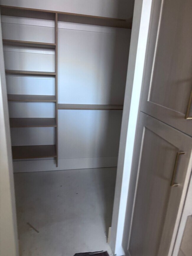 Building Photo - Beautiful 2 story with 6 bedrooms and swimming pool