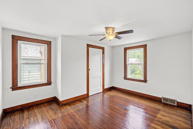 Building Photo - AVAILABLE MAY 1ST! GORGEOUS 3 BEDROOM IN CARNEGIE!!