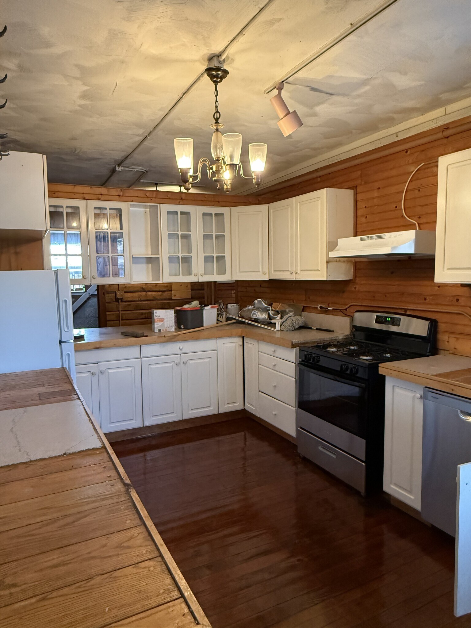Kitchen, new gas stove - 15 Wabank Rd