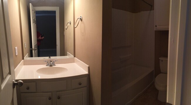 Building Photo - Gated Townhome Close to LSU, LSU bus route...