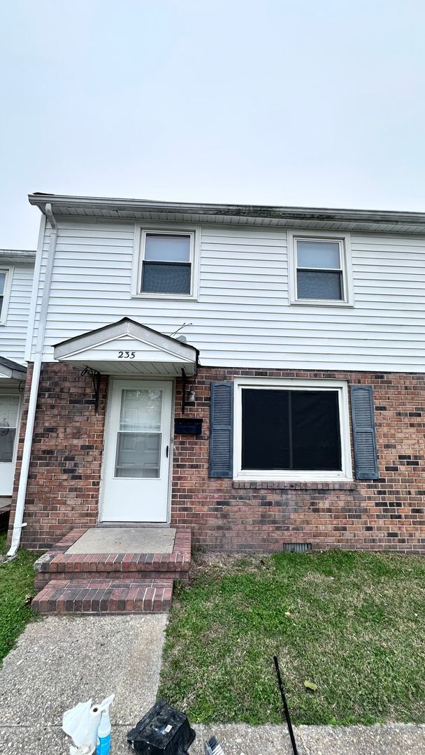 Building Photo - Spacious Two Bedroom Townhouse