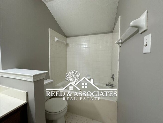 Building Photo - Charming Town Home with FRESH NEW PAINT!