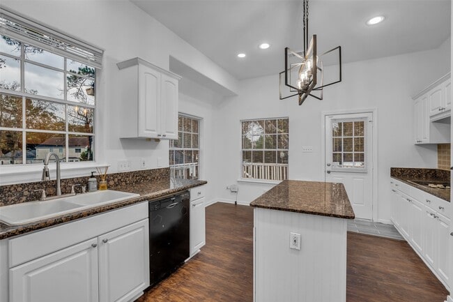 Building Photo - 701 Ravensworth Dr