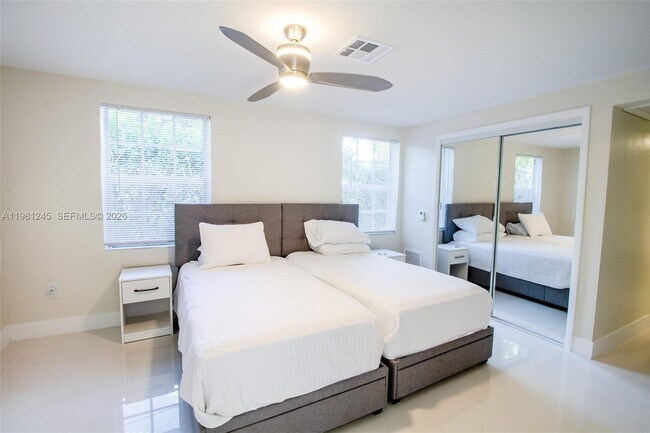 Building Photo - 2727 Calusa St