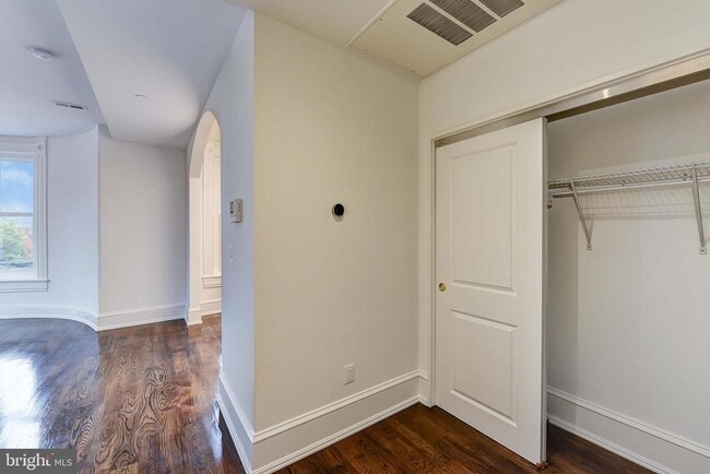 Building Photo - 501 Seward Square SE