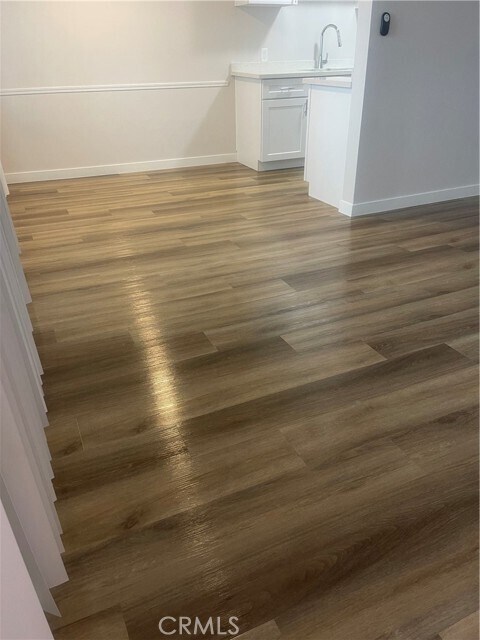 Building Photo - 1526 W 101st St