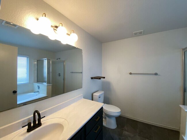 Building Photo - 1 STORY 3 BEDROOM WITH AN OFFICE AND 2 BATHROOM.