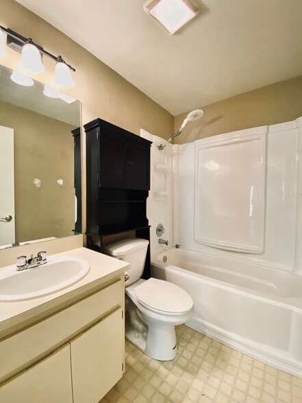 2nd full bath - 13903 LAZY OAK DRIVE