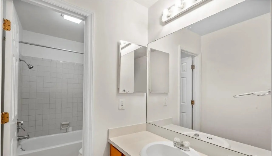 Building Photo - 1227 Rollins Ave