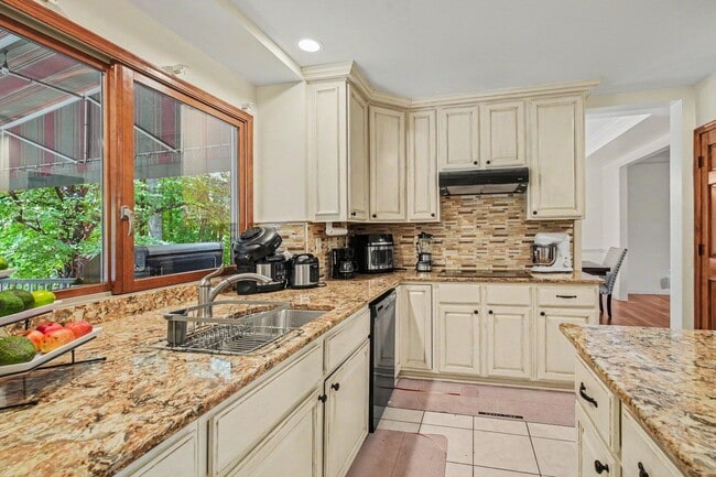 Building Photo - 10196 Waterside Ct