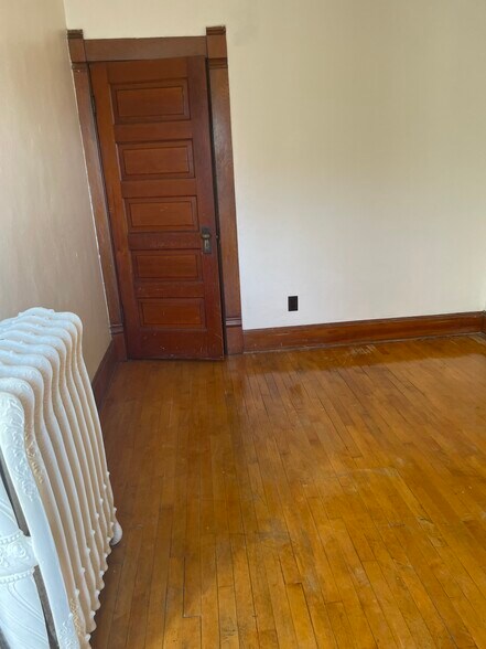 Building Photo - 807 Dousman St