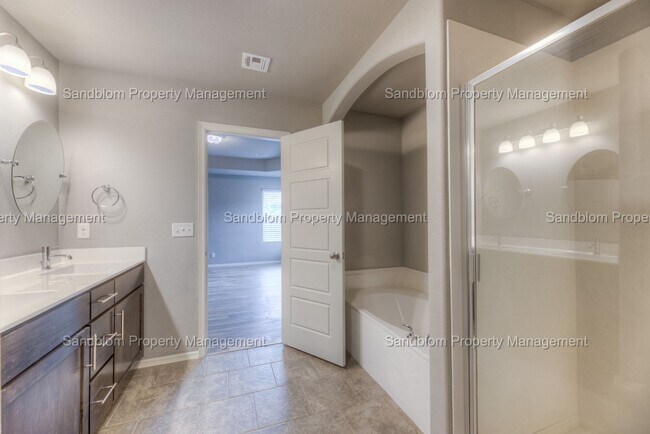 Building Photo - FOR LEASE | Jenks | $1900 Rent + $1900 Dep...