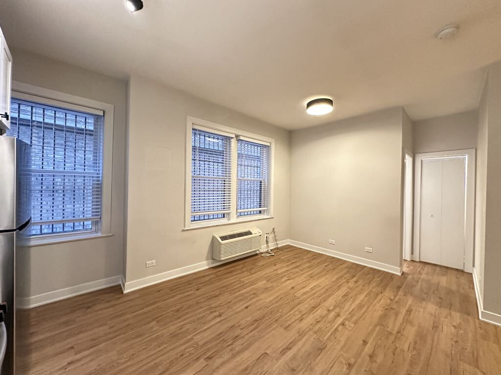 Building Photo - 659 W Wrightwood Ave