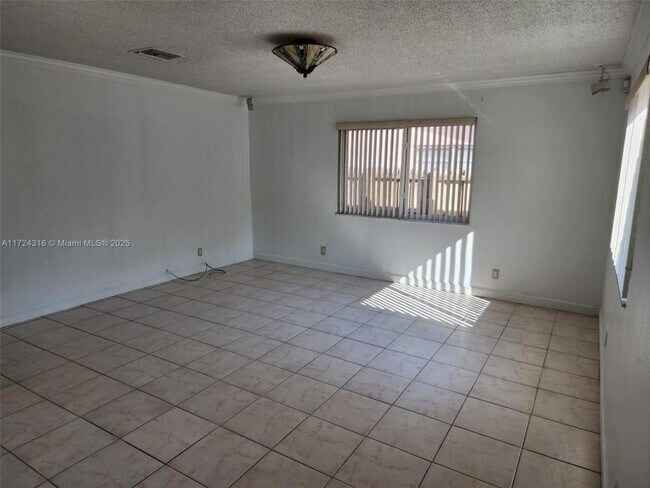 Building Photo - 3 bedroom in Hollywood FL 33020