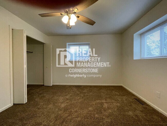 Building Photo - Updated & Inviting 2-Bedroom Townhome in Q...