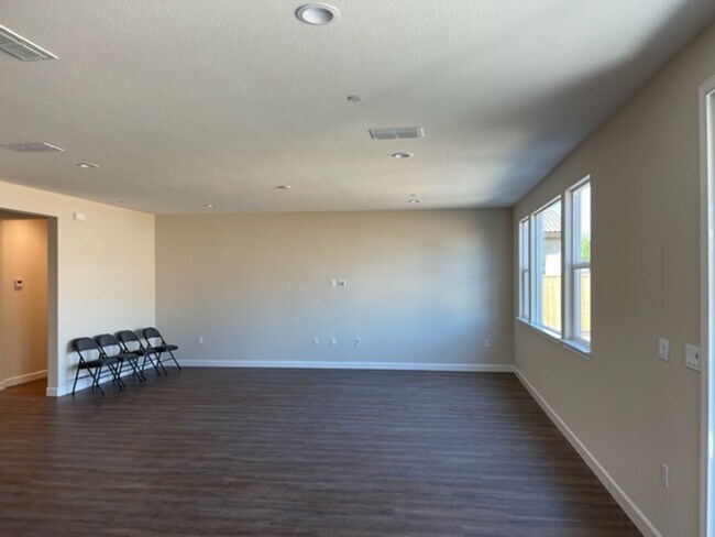 Building Photo - 3 Bedroom 2 Bathroom
