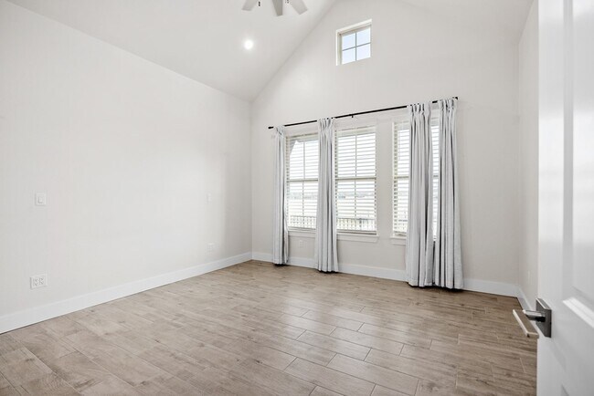 Building Photo - 22 Pinnacle Club Dr