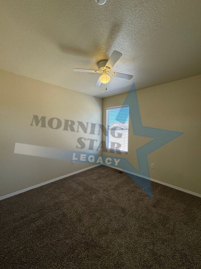 Building Photo - LARGE 4 bed home!