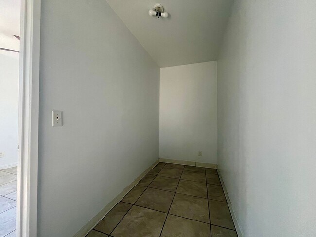 Building Photo - 10523 Mansel Ave