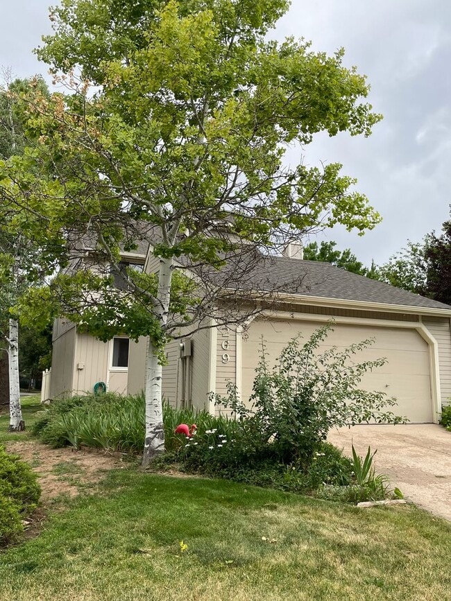 Building Photo - Charming Midtown Duplex