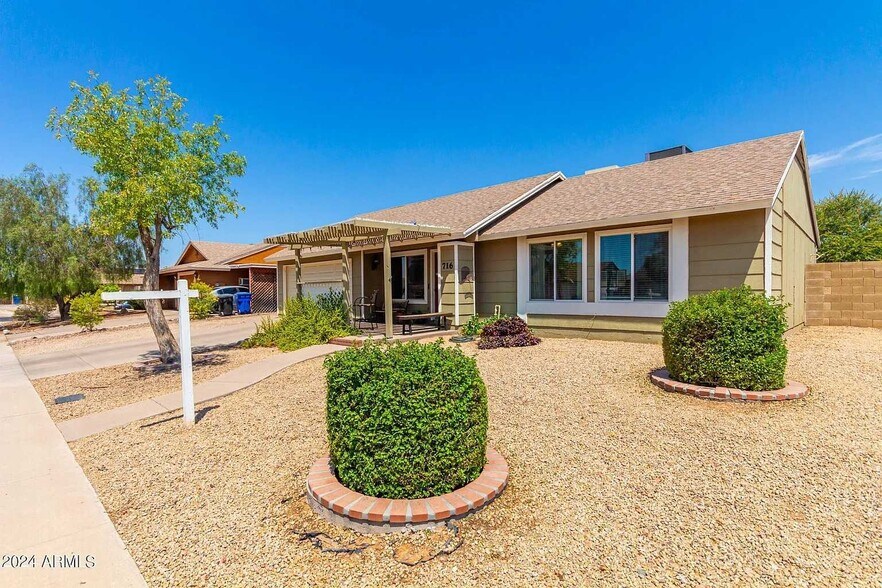 Building Photo - 716 E Hackamore St