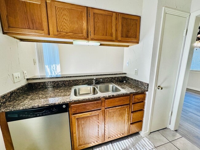 Building Photo - Ground Floor 1BR Condo with Private Yard i...