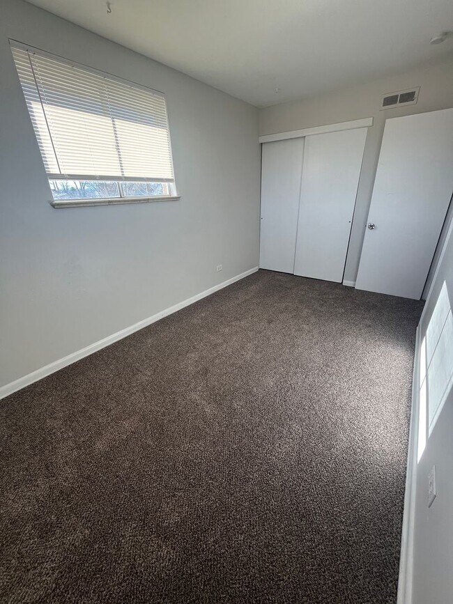 Building Photo - Updated 2-Bedroom Upper Unit – Lakewood