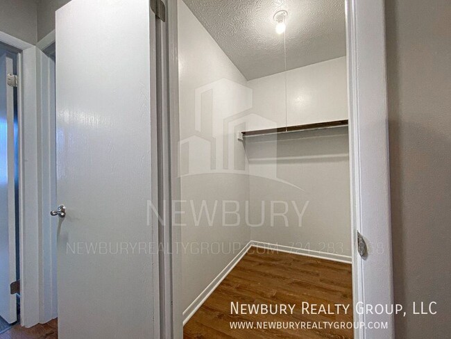 Building Photo - Spacious 2-Bedroom Apartment in a Serene C...