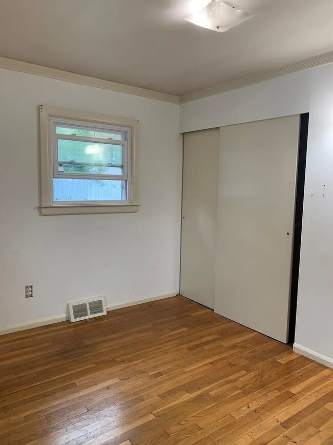 Building Photo - 133 May St