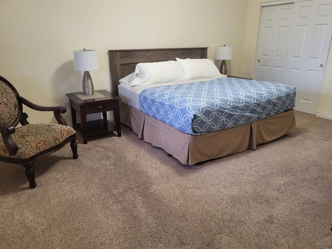 Building Photo - 5 bed 3 bath