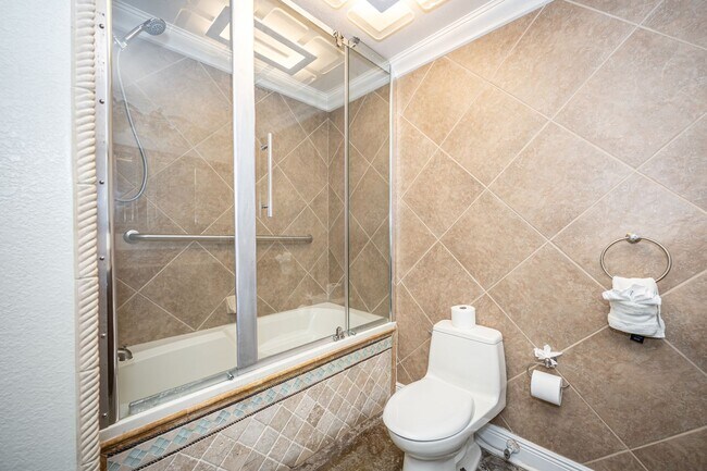 Building Photo - 3 Bedroom 2 Bath Back Bay Luxury Rental Home