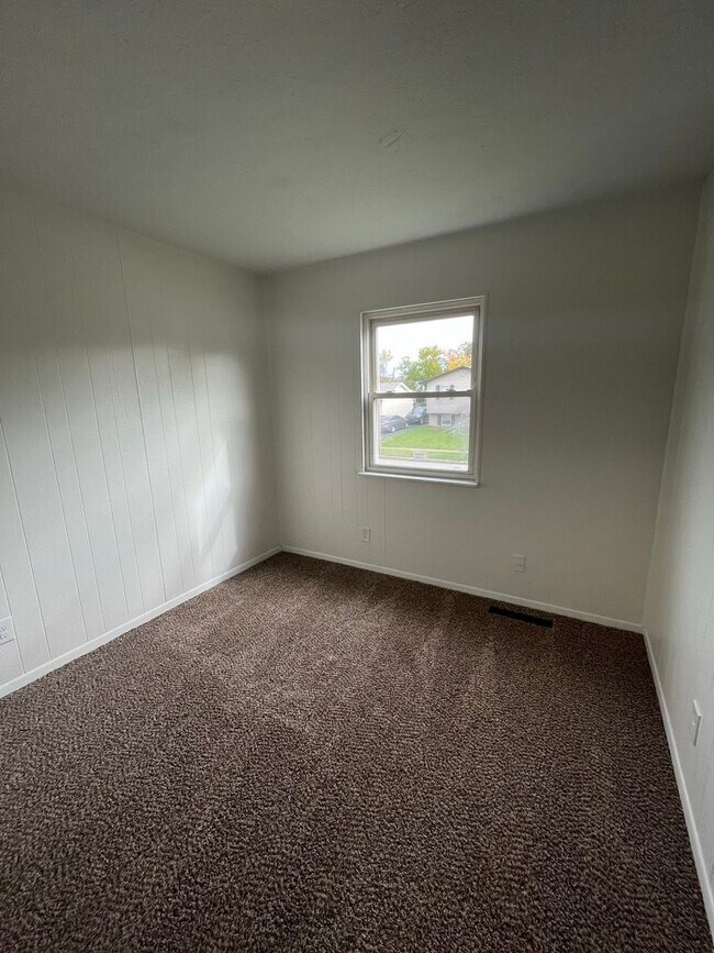 Building Photo - Charming 3 Bedroom Home with Finished Base...