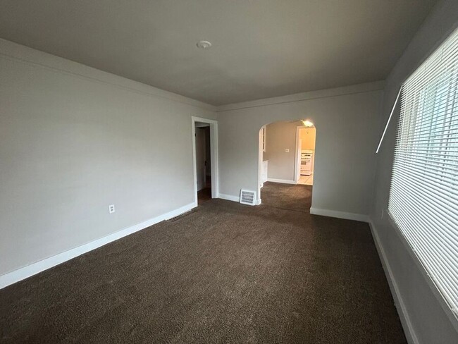 Building Photo - 463 W. George-