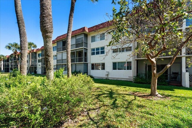 Building Photo - 811 S Hollybrook Dr