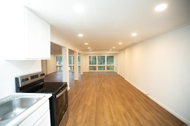 Building Photo - 13118 Old River Dr