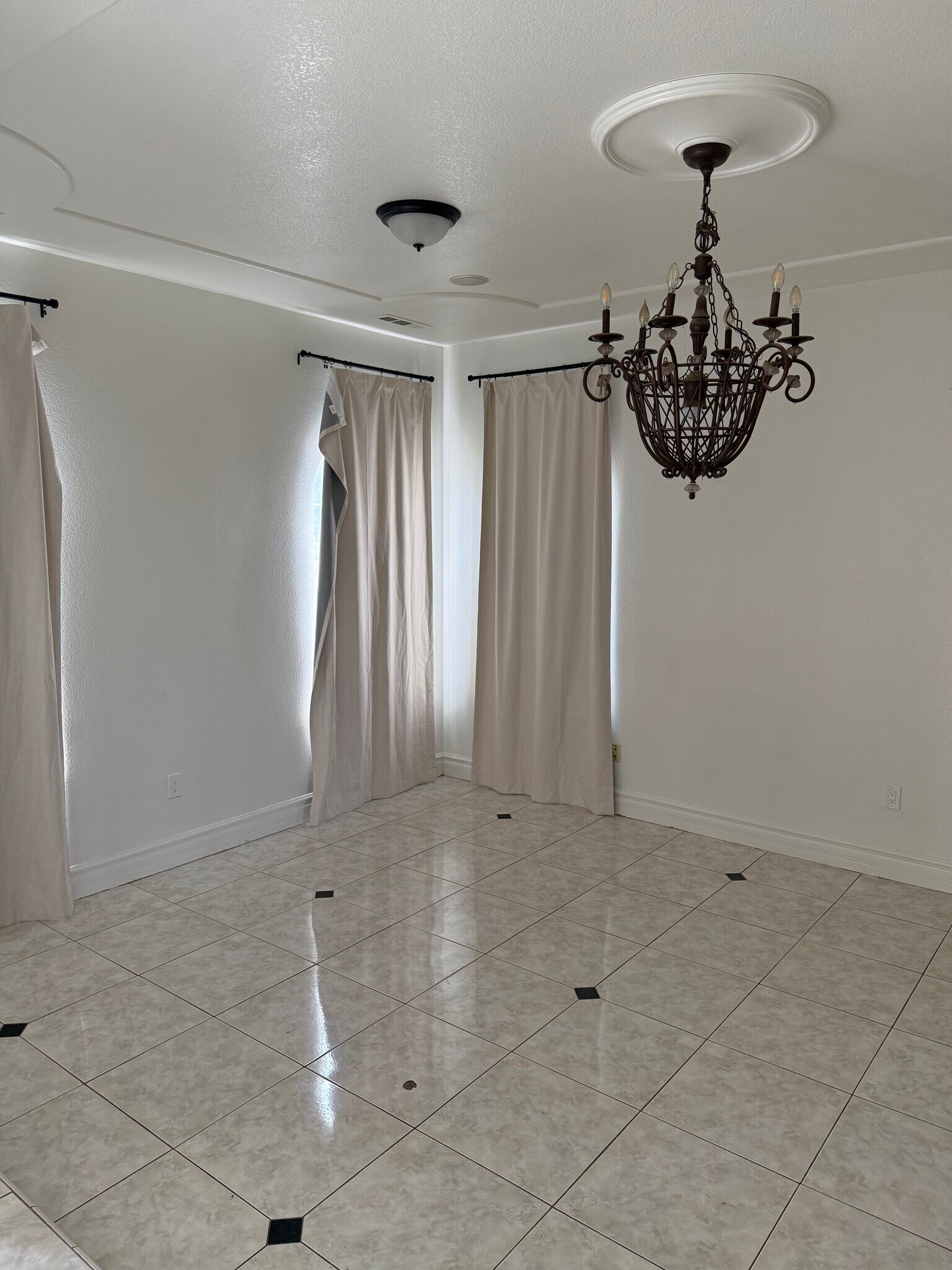 Building Photo - 31195 Lone Tree Rd