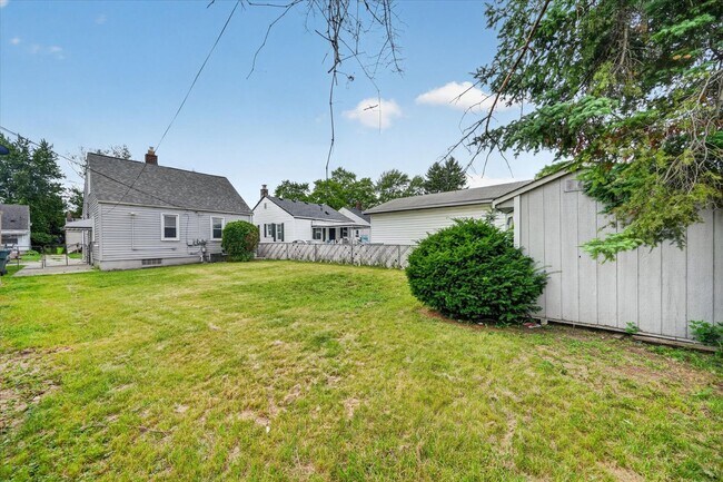 Building Photo - Charming 3-Bedroom Bungalow for Rent in Lincoln Park