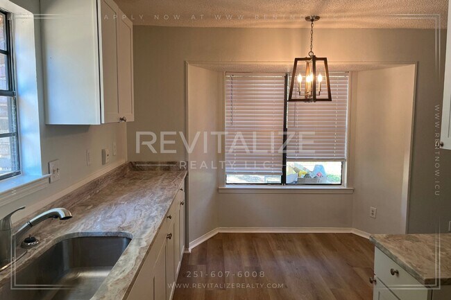 Building Photo - Beautifully Remodeled 4/2 Home in West Mob...