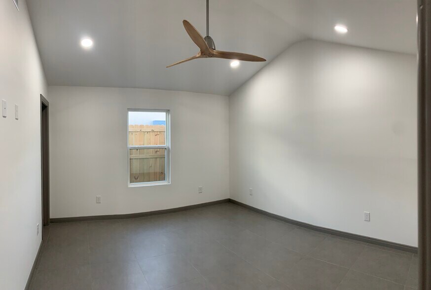 Building Photo - 1400 Hibiscus Ave