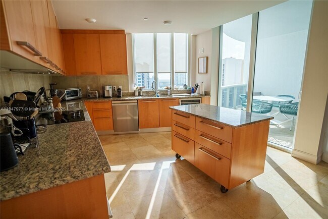 Building Photo - 15901 Collins Ave