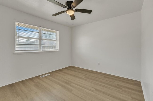 Building Photo - 9800 Willow Wind Dr