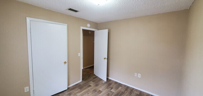 Building Photo - 1104 Mercury Dr W