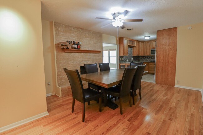 Building Photo - 2 Bed | 3 Bath with In-Ground Pool in Cent...