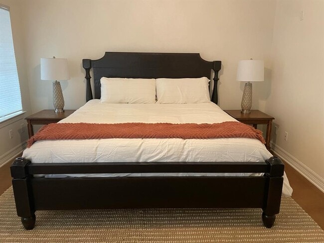 Building Photo - 641 Evergreen Ln