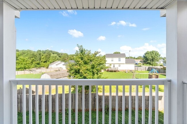 Building Photo - Renovated Two Bedroom Outside Gate 1!